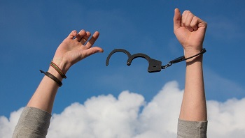les menottes d’un homme se cassent. Il est libre