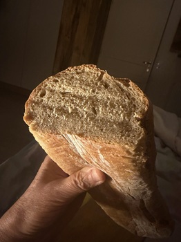 un morceau de pain tranché