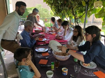 des frères et soeurs à table