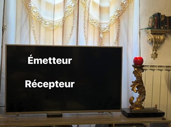 un téléviseur reçoit et émet