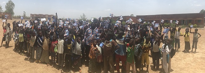 L'ensemble des enfants de l'orphelinat que Nicolas Sawadogo a créé à Zan (Burkina-Faso