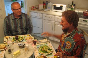 Repas avec TL Osborn avec simplicité dans sa cuisine